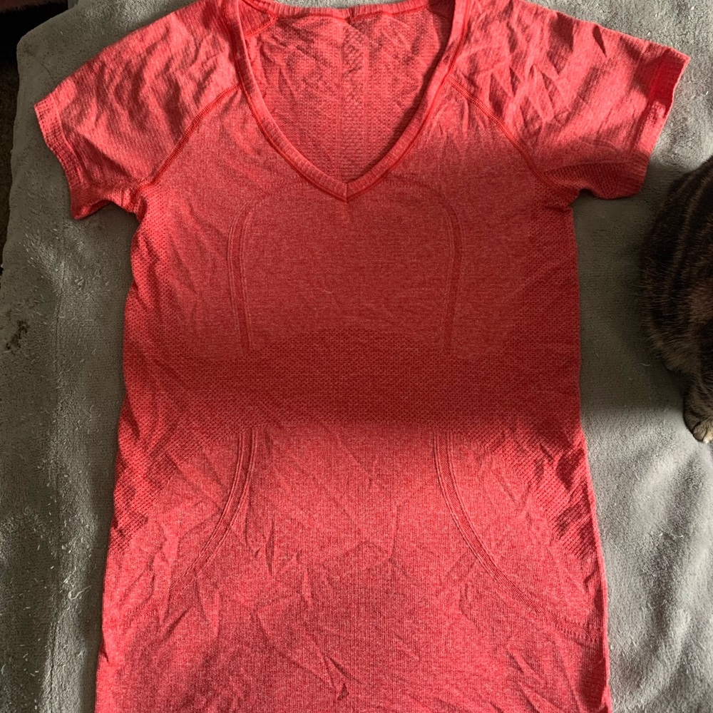✨Red lululemon tee✨